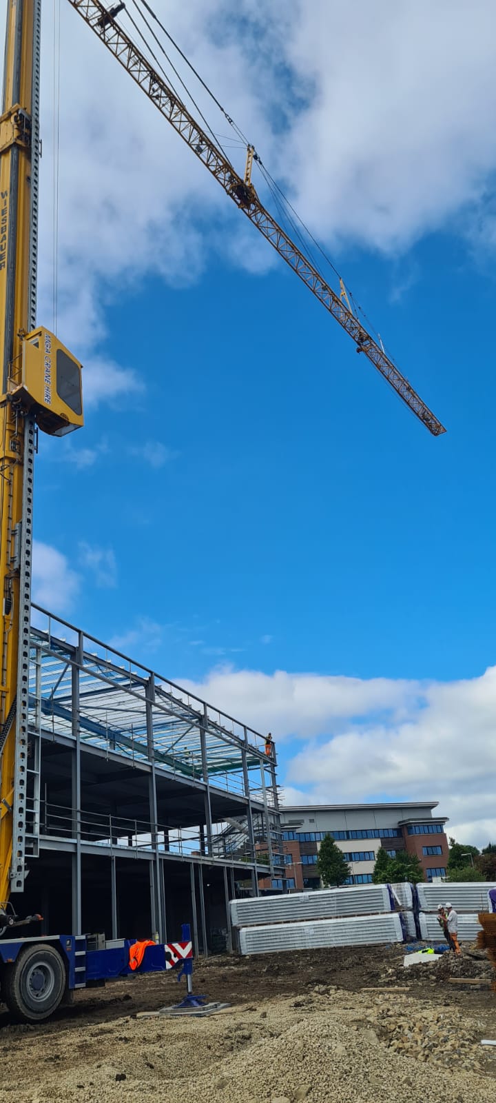 The Role Of Rigger And Slinger Signaller Hire In Heavy Lifting Projects